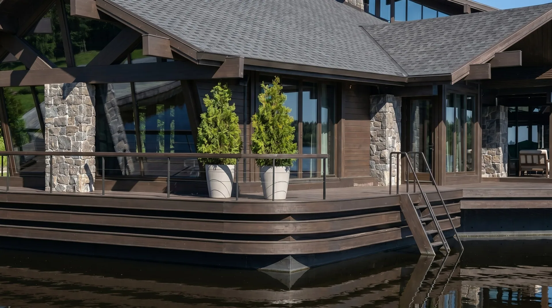 House Boat in the Style of a Chalet gallery image 4.1